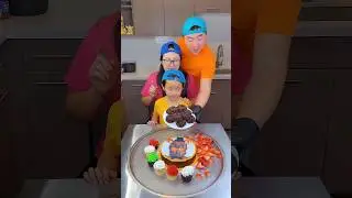 Strawberry vs chocolate cake ice cream challenge!🍨 