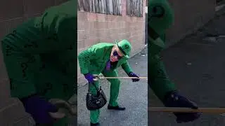 Batman Superman battle the Riddler in Metropolis