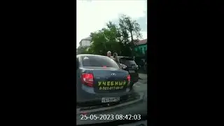Недовольный медленной учебной ездой, мужчина водитель плюнул в лицо беременной девушке инструктору