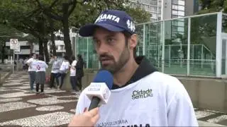 Voluntários do Instituto EcoFaxina realizam limpeza nas praias de Santos