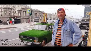 Гостиный двор, у метро музыканты