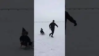 Тима с папой катаются на санках 2