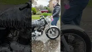 NORTON COMMANDO 850 - Time for a clean!