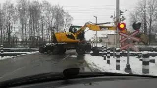 Экскаватор-трансформер на жд переезде. Шок! Съехал с дороги прям на пути!