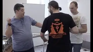 Принцип передвижений на ногах при работе с двумя противниками