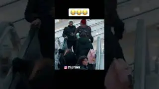 Люди уворачиваются от палок на эскалаторе 