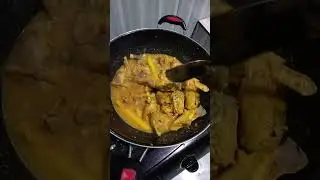 Memasak daging Ayam Kampung.