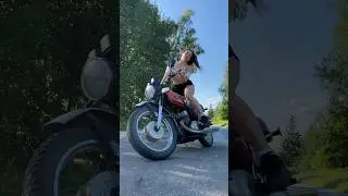 А ты сможешь так? Девушка едет на ИЖ Юпитер 5