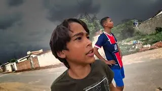TIVEMOS QUE PROTEGER NOSSA CASA DA TEMPESTADE DE CHUVA!!