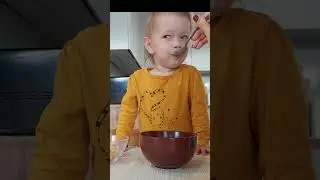 Смешная малышка кушает суп. Хотите рецепт?