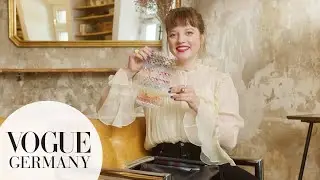 Jella Haase öffnet ihre Tasche – mit Glitzer-Eyeliner & Comic | In the Bag | VOGUE Germany