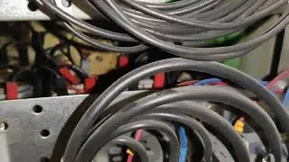 Batería de condensadores reventada. Peligro eléctrico