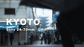 静かな雪の京都を歩く