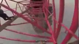 Ребята поднялись на здание в Китае Шанхай башню