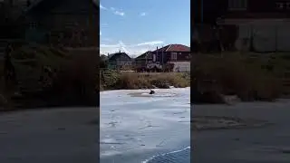 Двое школьников провалились под лёд в Краснодаре.