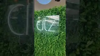 Espaço instagramável com led neon no acrílico.