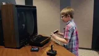 Crianças de hoje tentando jogar um Atari 2600