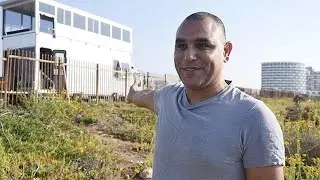 האיש שבנה קרוואן דו-קומתי, אוטובוס עם גקוזי ולימוזינה עם בריכה