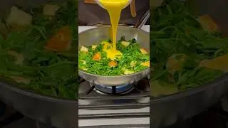 How to make an Omelette with halloumi cheese & pea shoots |  Омлет с побегами гороха и халлуми сыром