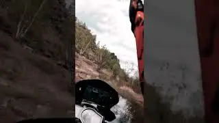 грязная глубокая лужа на мопеде!