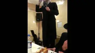 Reb Eli Schweitzer badchunes at a sheva beruches