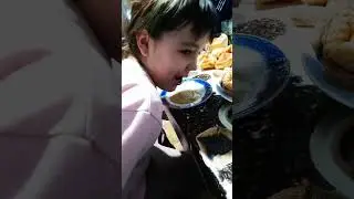 Лакать  как кошка 😂