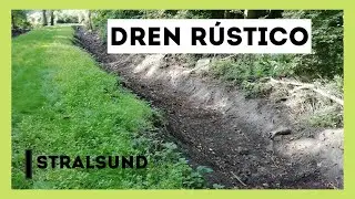 Mantenimiento de un dren rústico (zanja en la tierra) a ambos lados del camino en Stralsund