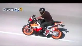 YÜKSEK HIZDA POLİSTEN KAÇAN MOTORCUNUN DİRSEĞİNİN KIRILMASI VE ARABALARIN AYNALARINI KIRMASI