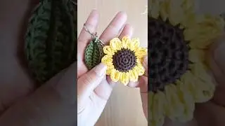 Crochet Sunflower keychain // full tutorial in description