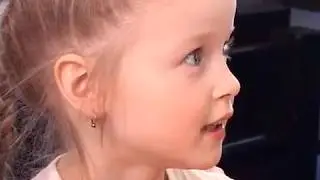 Дружная семья ест суши