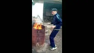 ФЁДОР КОЧЕГАР ЖАРИТ ЧТО-ТО В БОЧКЕ
