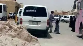 سائق باكستاني يضرب طفله كف  يوجد رقم جواله على الباص