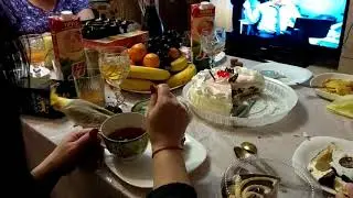 Наш  попугай Паша тоже с нами отмечает день рождения у Рустама