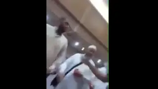 بالفيديو.. اعتداء على سياسيين مصريين داخل الحرم المكي