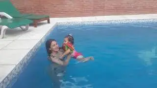 En la pile #nadar #pileta #mamá #bebe #amor #maternidadereal #viral