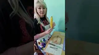 Режем ножом.Очищение банана.