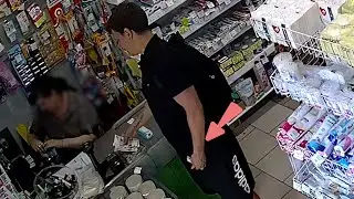 Мошенник на камеру развёл продавца на деньги. The scammer on camera divorced the seller for money.