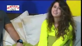عيسى يلعب بشعر مريا