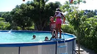 la.   jigantesca.       pisina