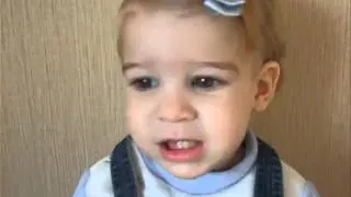 Милая девочка учит ноты)