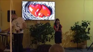 Алёна поёт на встрече семейного клуба