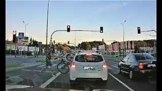 Rowerzysta najpierw skopał potem rzucił rowerem w auto