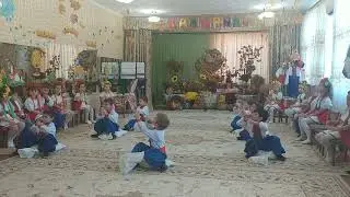 Танец с мешками на осеннем утреннике (старшая группа)