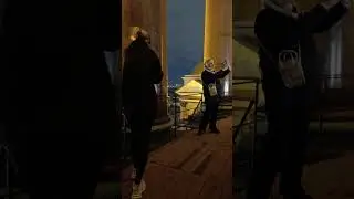 Ветер на колонаде Исаакиевского собора ужасный .