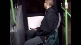 Srác elvan a buszon