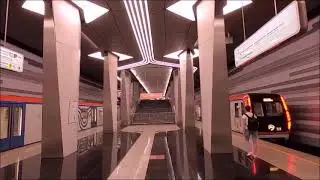 у метро 