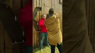 Руслан и Людмила готовятся к работе на Дне молодежи 😄⁣⁣⠀