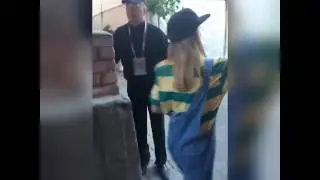 Марьяна Ро с презрением убегает от фанатов