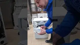 How to remove the tray on an Ariston