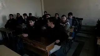 シリアで学校再開、生徒たちの笑顔戻る　反体制派の旗掲げ拍手喝采
